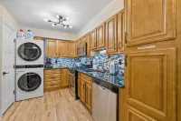 NEW-Free Prkg-2BR/2.5Bath/3 Queen Size Beds-Duplex - 4-Star