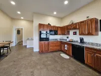 Breckenridge Suites #7 - The King's Suite - Cozy 1-Bedroom with Full Kitchen - Homestays