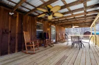 Secluded Nature Retreat w/ Huge Deck, Hot Tub & Fast Wi‑Fi - 2 étoiles