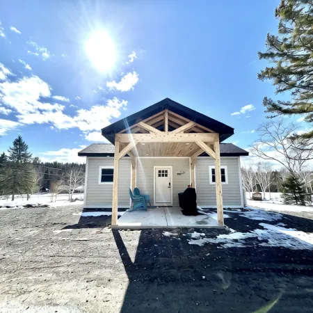 J19 South • Direct Trail Access  • King Suite • in Town • Fast WiFi • Sleeps 7