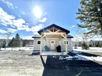 J19 South • Direct Trail Access  • King Suite • in Town • Fast WiFi • Sleeps 7