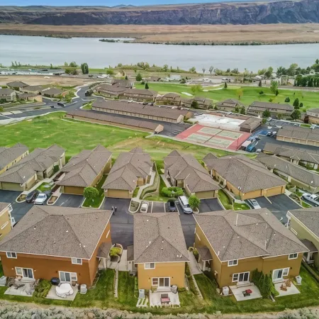 D25-2 Deck Unit Riverview w/ATCH garage Sunserra nearby heated pool and hot tub