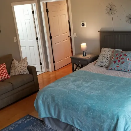 Newly refurbished, Sunny bright In-law suite.15 minute easy drive to Boston
