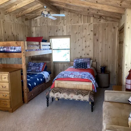 Gorgeous Chalet Getaway with Cabin Feel sleeps 10 at Innsbrook Resort