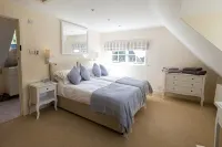 Secluded,  warm & cosy cottage - rural but  10 mins easy walk of shop/pubs. - Wifi