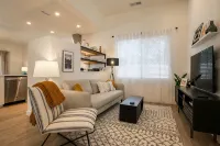 MOON HAVEN: Stylish 2-Bedroom Retreat with Patio - Bungalows