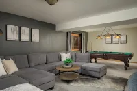 Purple Mountain Chalet - Hot Tub! - Views! - Playground! - Gameroom! - balcony