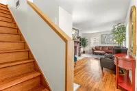 Hot tub, pool, bbq, game room near downtown