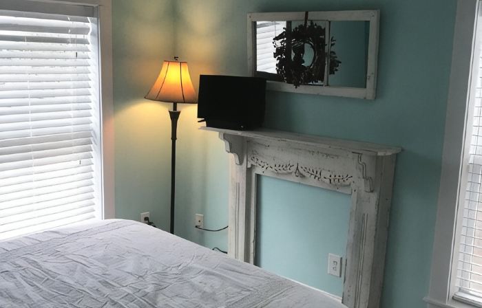 American Four-Square completely renovated, easy walk to the beach!