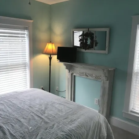 American Four-Square completely renovated, easy walk to the beach!