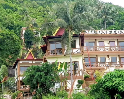 Moonstone Studio Hotels near Hat Sadet Beach