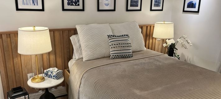 Southern New England Luxury with private patio, fireplace, spa like bathroom! Hotels in Warwick