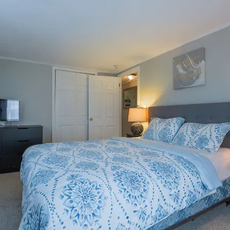Cozy Costal Retreat in the heart of Groton's charming beach community, Отели в г. Гротон