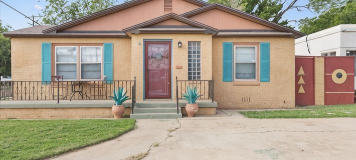 African Oasis- King Bed, Hot Tub Hotels in Lubbock