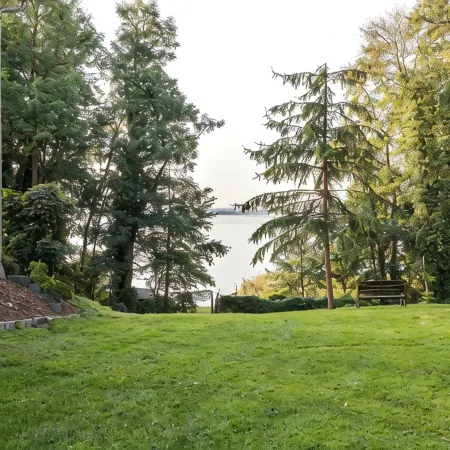 Vacation apartment directly on the lake with private access.