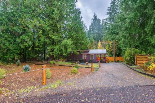 Trout Corner: Forks, WA Tiny Home Base - balcony