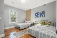 Modern home-like 3BR2BA Retreat/Minutes to T - บังกะโล