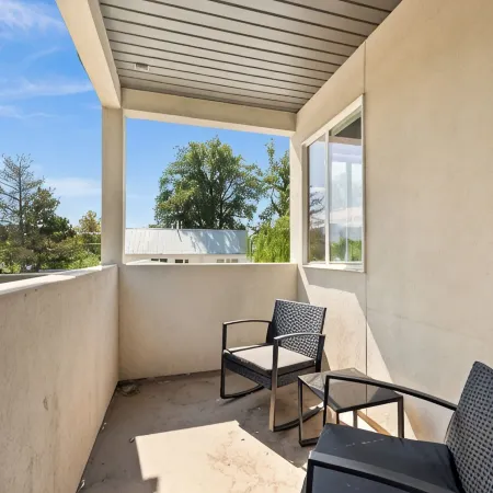 Modern House, Fully Fenced, Private Balcony, Fire Pit, Close to Ski Resorts