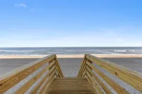 Enjoy Amazing Views at Almost New Spacious Oceanfront Unit, Huge Deck, Elevator - 5-Star