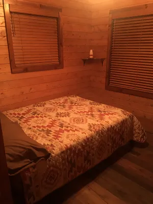 迷人惠提爾溫馨兩臥室木屋，配備WiFi和空調 - 小木屋