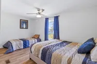 Newly renovated lakehouse sleeps 7 with boathouse, fenced yard and kayaks - Wifi