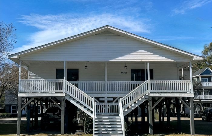 Charming 2-bedroom cottage near downtown Surfside Beach. Quick walk to the beach