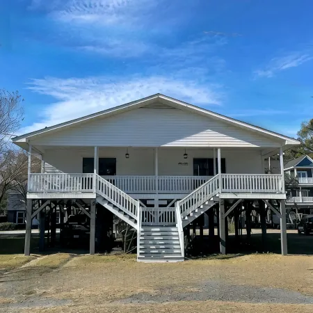 Charming 2-bedroom cottage near downtown Surfside Beach. Quick walk to the beach