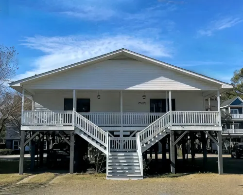 Charming 2-bedroom cottage near downtown Surfside Beach. Quick walk to the beach Hotels in Surfside Beach