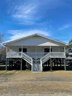 Charming 2-bedroom cottage near downtown Surfside Beach. Quick walk to the beach