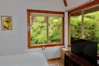 Tranquil Volcano Retreat with Rainforest Views