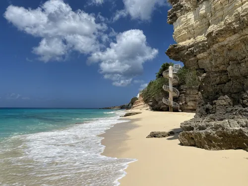 Cupecoy ocean view 2BR condo - pools/private beach - balcón