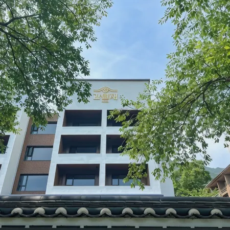 HOTEL KANWOLGE Отели рядом с достопримечательностью «Аметистовый пещерный комплекс Часучжон»