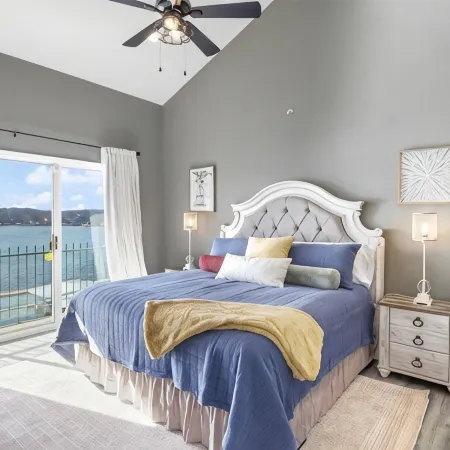 AMAZING TOP FLOOR LAKE VIEWS! UPDATED CONDO, 3 BR/2BA, GREAT LOCATION, 39' SLIP