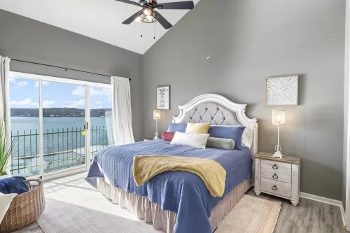 AMAZING TOP FLOOR LAKE VIEWS! UPDATED CONDO, 3 BR/2BA, GREAT LOCATION, 39' SLIP - Wifi