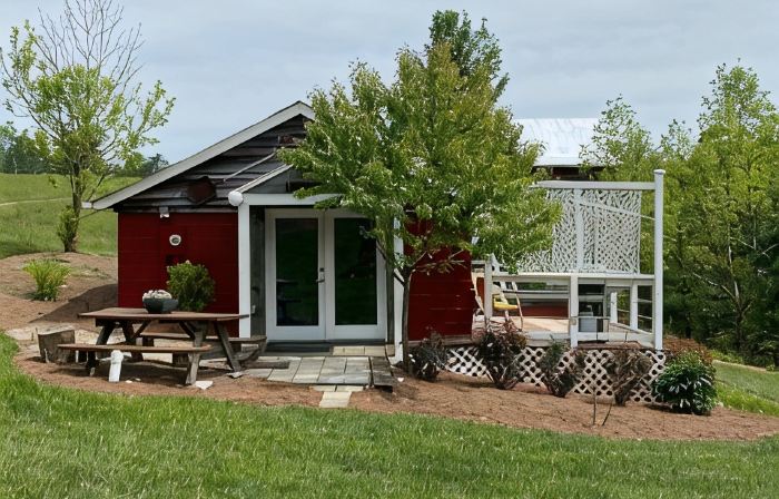 The Clubhouse--Studio in Bucolic, Country Setting w/Hiking Trails, Pond, Hot Tub