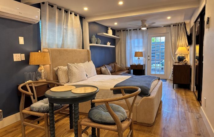 SIESTA KEY, BLUE ROMANTIC DREAM! 100 FEET TO THE  BEACH!