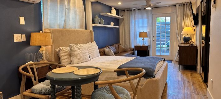 SIESTA KEY, BLUE ROMANTIC DREAM! 100 FEET TO THE  BEACH! Hotels in Siesta Key
