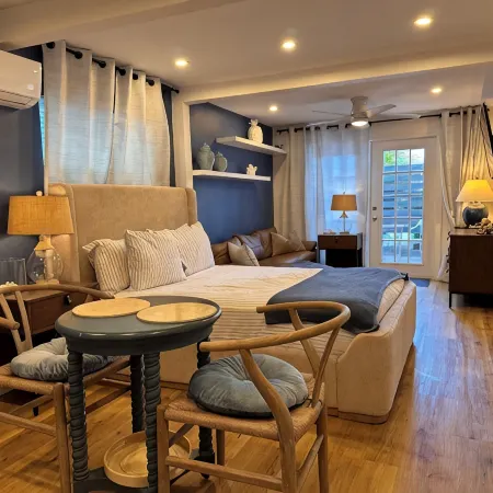 SIESTA KEY, BLUE ROMANTIC DREAM! 100 FEET TO THE  BEACH!