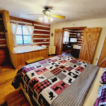 McKenzie Cabin: A Cozy Romantic Retreat with Mountain Views and Hot Tub