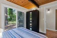 FREE Hot Tub Use + LV 2 EV Charging! Cozy Cabin - 5 min from Belfair State Park - Chalets