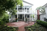Carriage House under Live Oaks In Historic Downtown Beaufort with Patio Garden - 4 ดาว