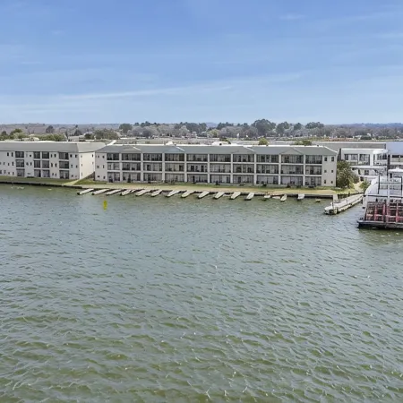 Spacious 2-bedroom Condo with Lake Views and WiFi - Sleeps 6