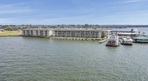 Spacious 2-bedroom Condo with Lake Views and WiFi - Sleeps 6 - ジャグジー