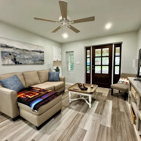 Charming 2-bedroom cottage with full kitchen and WiFi in Pensacola. Sleeps 4.
