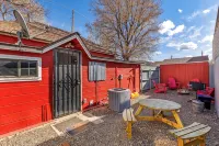 Route 66 Downtown Burgundy Bungalow w/Fenced Yard, AC, W/D, 3 Smart TVs, Wi-Fi - 4 tähden