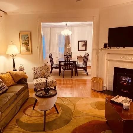 Scarborough Fair walk to downtown two story apt