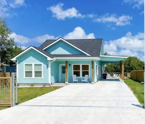 NEW 3BR/2B home w/ fenced yard - Dog & EV friendly - 4 estrellas