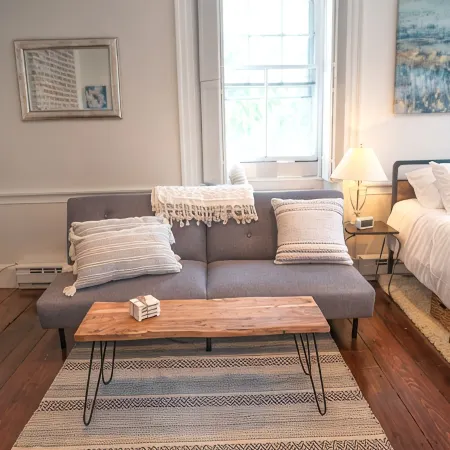 ♥ Historic Studio Minutes to Salem+Beaches Old Town Marblehead Private Parking ♥