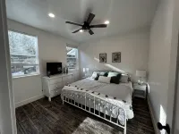 Ultimate Group Getaway: Swimming Pool, Game Room, Bocce & Mountain Views! - balcony