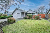 Cheerful, Comfortable and Convenient 3 Bedroom Home - Bungalows